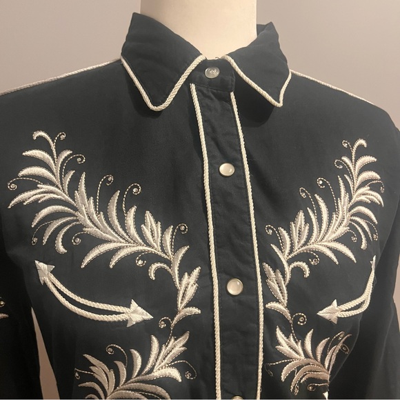 Women’s Pan Handle Slim Western Embroidered Pearl Snap Top - Picture 7 of 9